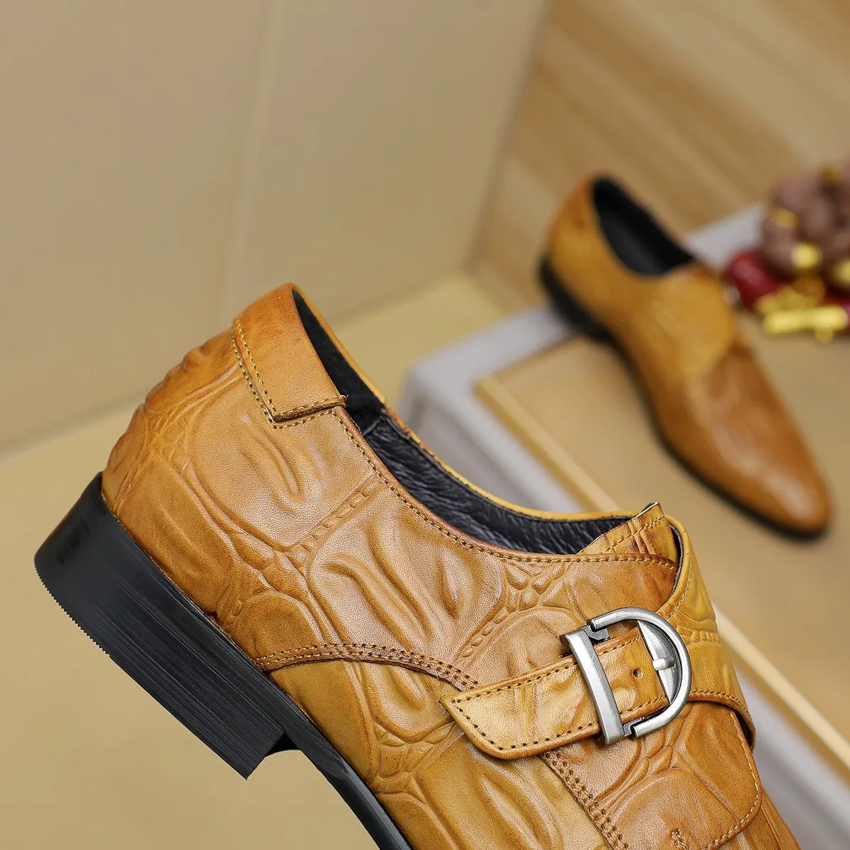 Men's shoes 💰540 💰 Louis Vuitton LV ® Autumn and Winter 🆕 models 🔛Full shoe counter First layer cowhide, 🐂leather lining casual shoes for men, super soft outsole, essential for driving. Counter synchronized original first layer cowhide completely 1:1 mold customization 🌹Top version, 2 colors optional! Number: 38-45 (37.46. Customized)